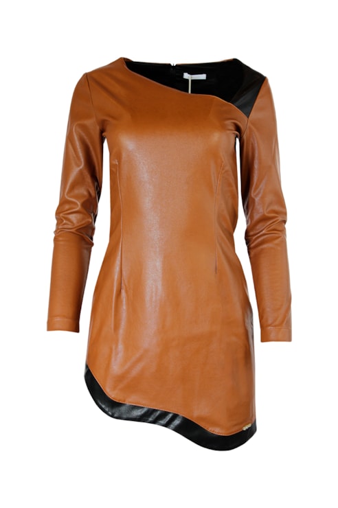 Vestido assimétrico efeito pele