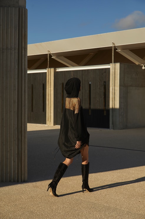 Vestido midi com capuz
