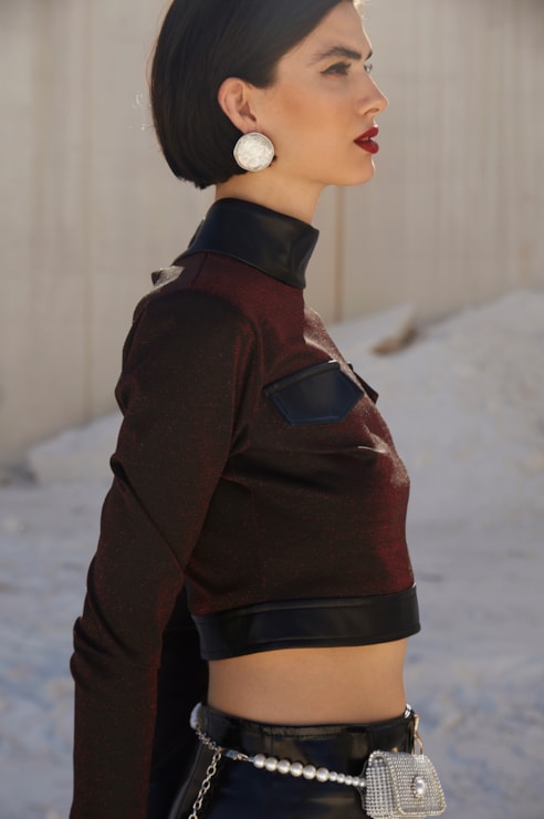 Camisola crop detalhes ecopele