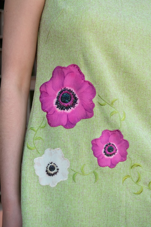 Vestido curto aplicação flores