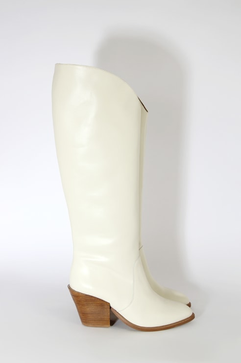 Botas em pele de cano alto