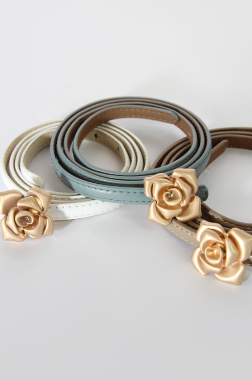 Cinto com fivela de flor