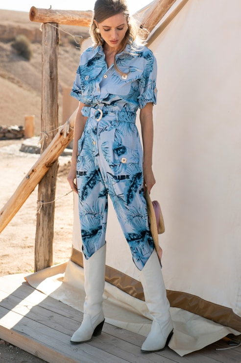 Jumpsuit amplo estampado tropical