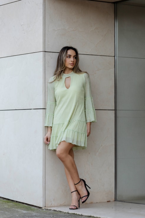 Vestido curto com folhos