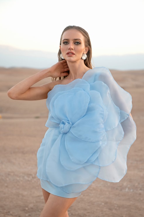 Vestido acetinado com maxiflor