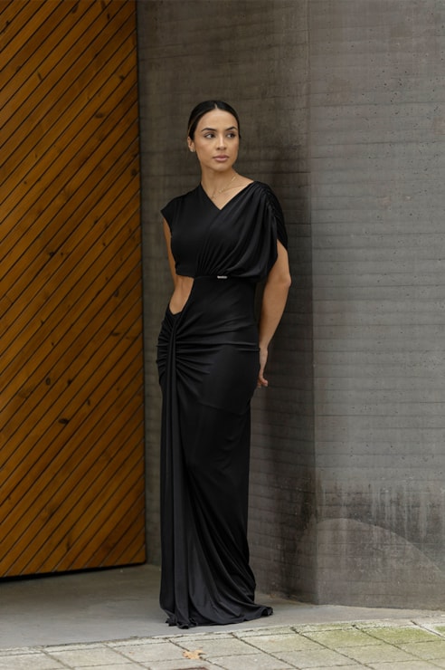 Vestido comprido decote assimétrico