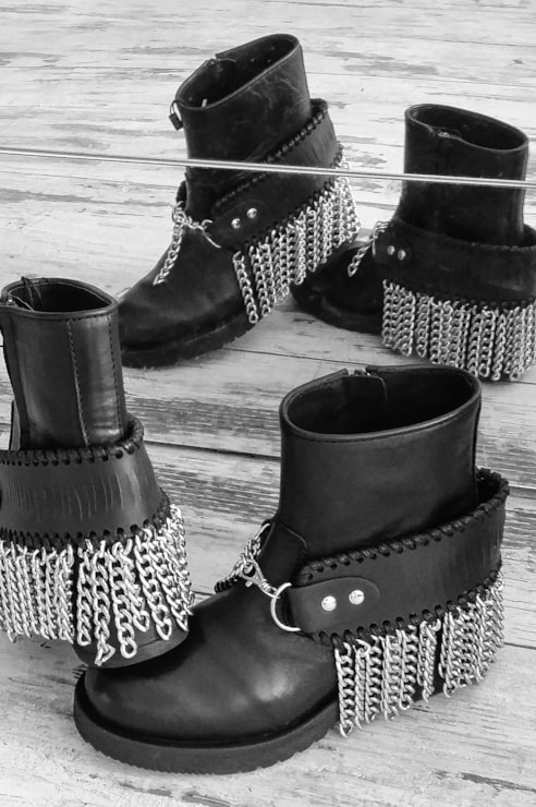 Botins com aplicação de correntes