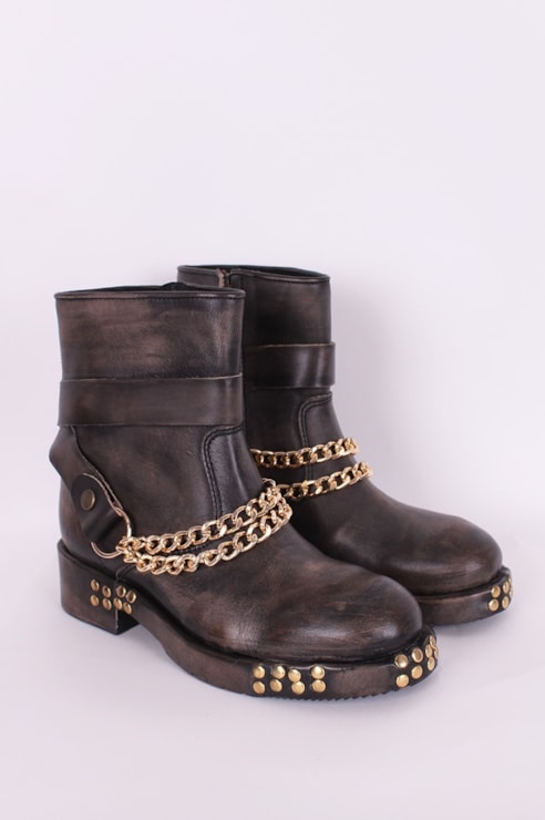 Botins com tachas e correntes