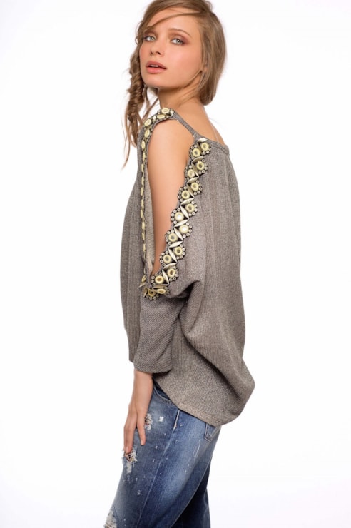 Blouse with applications on the shoulders