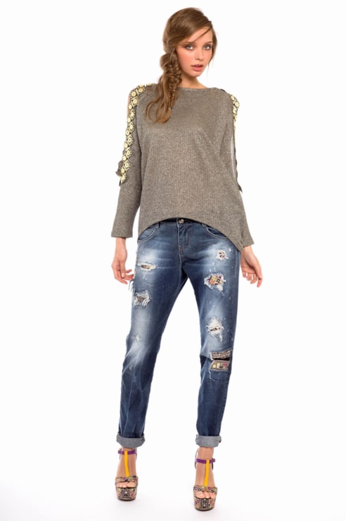 Blouse with applications on the shoulders